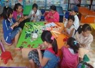 Bé khéo tay hay làm với hoa