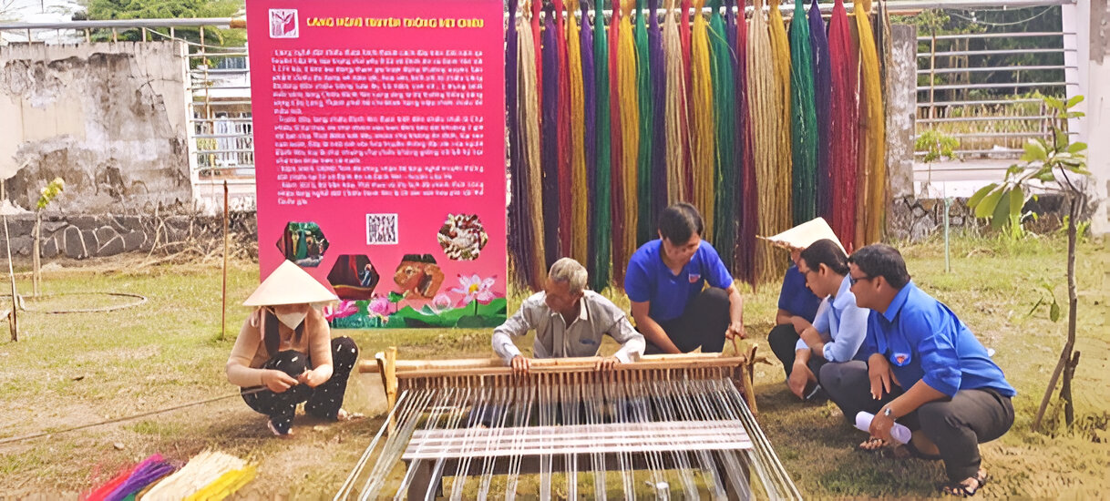 Trải nghiệm dệt chiếu tại Thư viện tỉnh Đồng Tháp