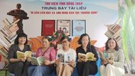 Trưng bày tài liệu và tổ chức mô hình Thư viện lưu động phục vụ Lễ ...